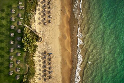 eine Aussicht über den Strand mit Zelten und das Meer in der Unterkunft ROBINSON KYLLINI BEACH - All Inclusive in Kyllini