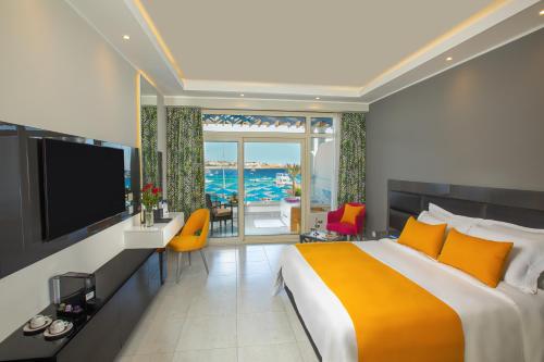 A television and/or entertainment centre at Naama Bay Suites & SPA