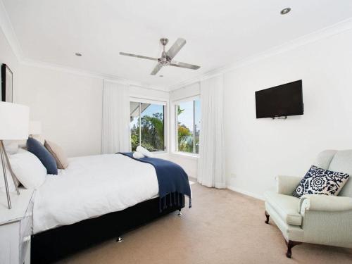 A bed or beds in a room at Beachside Haven - Your Perfect Oasis Home