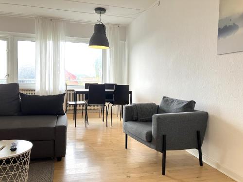 uma sala de estar com um sofá, cadeiras e uma mesa em Tow-Bedroom Apartment Located In The Beautiful City Of Fredericia em Fredericia