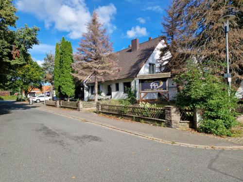 ein Haus an der Seite einer Straße in der Unterkunft Hotel PB in Goslar