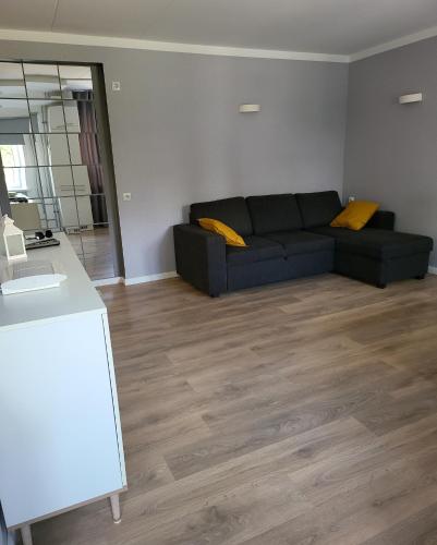 uma sala de estar com um sofá e uma mesa em The entire comfortable apartment em Rakvere