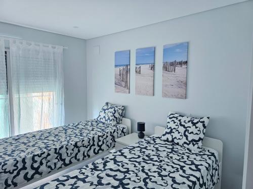 1 dormitorio con 2 camas y ventana en Apartment Dona Vitória - Monte Gordo Beach, en Monte Gordo