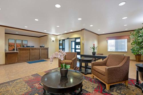 אזור ישיבה ב-Best Western Laramie Inn & Suites