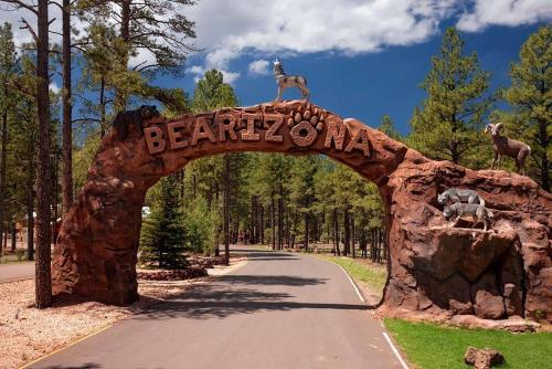 Zugang zu einem Park mit einem Steinbogen mit Tieren in der Unterkunft DoubleTree by Hilton Hotel Flagstaff in Flagstaff