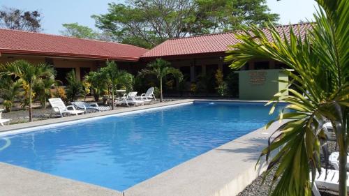 een zwembad voor een huis bij Hotel D'Lucia - Quebrada Ganado, Jaco, Costa Rica in Puntarenas