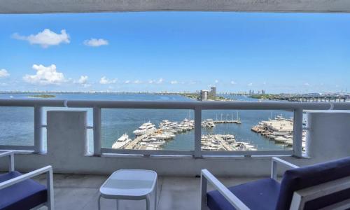 balkon z widokiem na port z łodziami w obiekcie Only in My Dreams! Direct Water View Luxury Condo w Miami