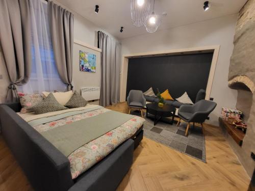 אזור ישיבה ב-Cosy and authentic apartment in Vilnius Old Town