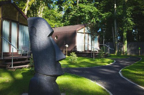 a statue of a bird standing in a yard at Domaine de la Résidence - Hôtel, Spa & Restaurant in Moulins-lès-Metz