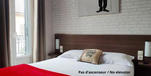 - une chambre avec un lit et un oreiller dans l'établissement Atipik Hôtel, à Annecy