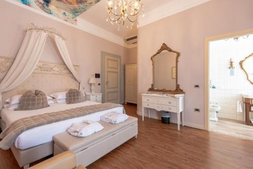 A bed or beds in a room at Hotel Ala d'Oro