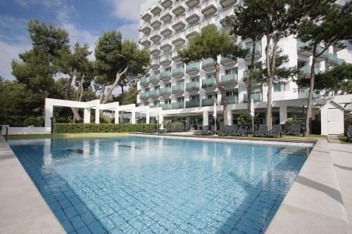 Kolam renang di atau di dekat International Beach Hotel