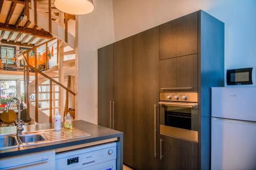 A kitchen or kitchenette at Unieke woning in het historisch stadscentrum