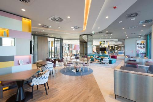 Hampton by Hilton Krakow Airport tesisinde bir oturma alanı