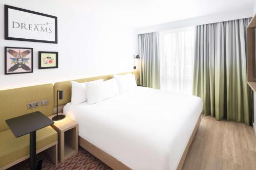 Tempat tidur dalam kamar di Hampton By Hilton Rochdale