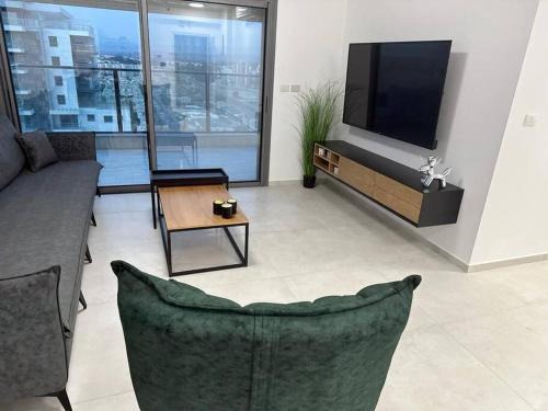 Televisor o centre d'entreteniment de Elegant 3 bedroom Ocean view Condo in Kiryat Yam