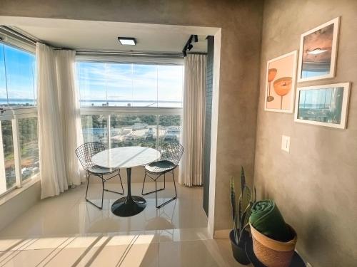 PALMAS EXPERIENCE - APARTAMENTO VISTA LAGO, próximo ao shopping 발코니 또는 테라스