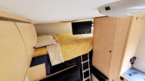 una cabaña con vistas interiores a un dormitorio pequeño en Camping-car, en Vitry-le-François