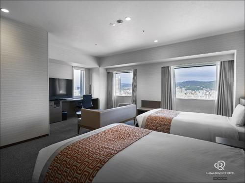 Cama ou camas em um quarto em Daiwa Roynet Hotel Hiroshima-ekimae