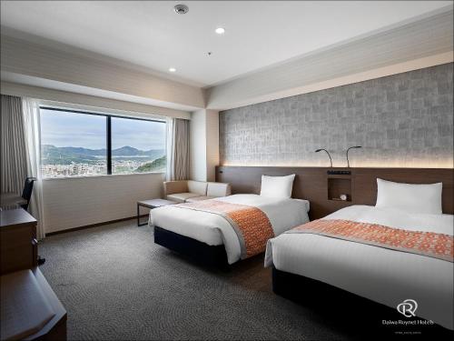 Cama ou camas em um quarto em Daiwa Roynet Hotel Hiroshima-ekimae