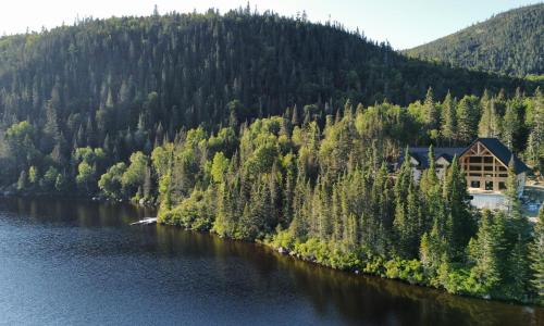 ein Haus auf einer Insel inmitten eines Sees in der Unterkunft Auberge Boréale de Charlevoix in Petit-Saguenay