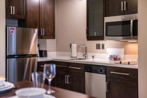 una cucina con armadi in legno e frigorifero in acciaio inossidabile di Residence Inn by Marriott Seattle University District a Seattle