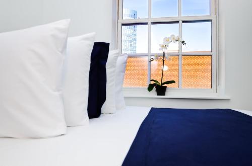 Tempat tidur dalam kamar di Modern Studio in Historic Boston - Unit #401