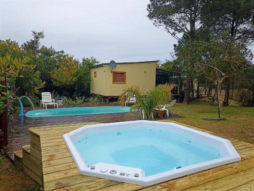 una gran bañera sentada en un patio junto a una casa en AMORES DEL DIABLO, en Punta del Diablo