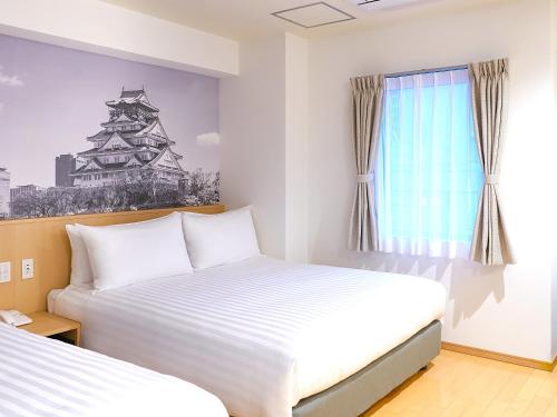 Kama o mga kama sa kuwarto sa Travelodge Honmachi Osaka