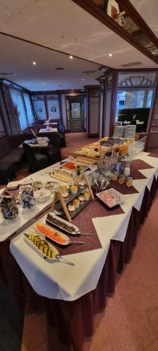 une longue table avec des assiettes de nourriture dans l'établissement Hotel Willinger Mitte, à Willingen