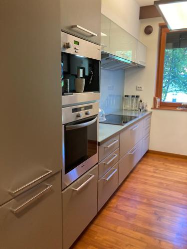 Una cocina o kitchenette en Aquincum Dunaparti Apartman