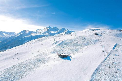 una pista de esquí cubierta de nieve con un lodge de esquí en Chalet, Hochkrimml, en Krimml