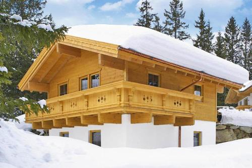 una casa de madera con nieve en el techo en Chalet, Hochkrimml, en Krimml