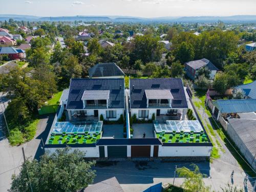 uma vista aérea de uma casa com painéis solares no telhado em VİP Family Home em Gabala