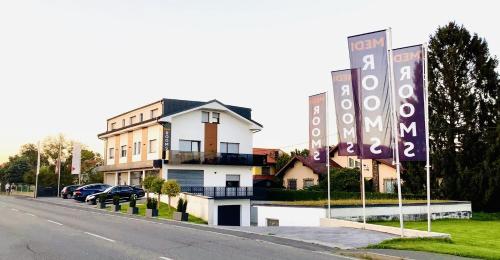 un edificio al lado de una calle con señales en Medirooms Apartments, en Feldkirchen bei Graz