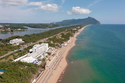 an aerial view of a beach and the ocean at Hotel Oasi Di Kufra in Sabaudia