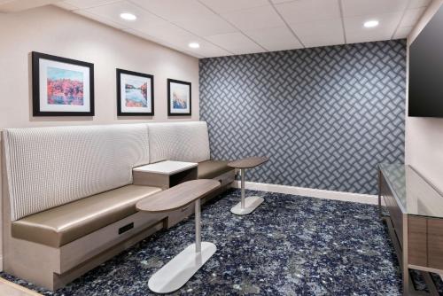 Телевизия и/или развлекателен център в Hampton Inn Hartford Airport