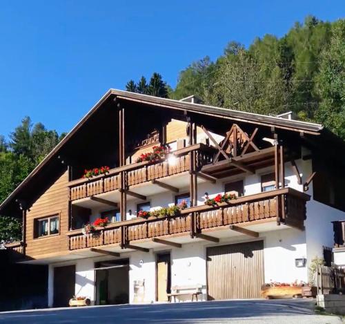 un edificio con balcone fiorito di Stroblhof a Vipiteno