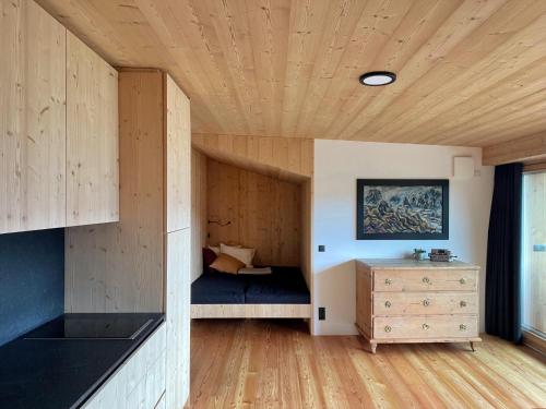 Camera con letto e soffitto in legno. di Schallerhof Sterzing - Deine Auszeit mit Ausblick in unseren Ferienwohnungen auf dem Bergbauernhof in Südtirol a Vipiteno