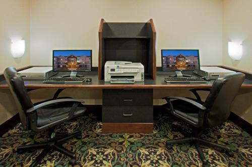 ein Büro mit zwei Computern und einem Drucker auf einem Schreibtisch in der Unterkunft Staybridge Suites Fort Wayne, an IHG Hotel in Fort Wayne