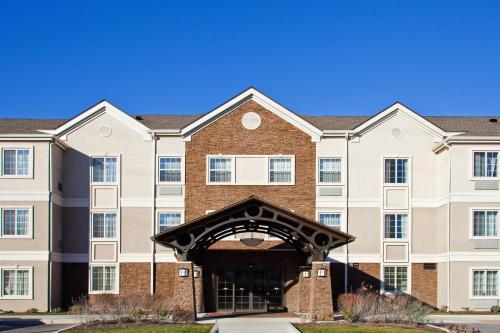 ein großes Backsteingebäude mit einem Torbogeneingang in der Unterkunft Staybridge Suites Fort Wayne, an IHG Hotel in Fort Wayne