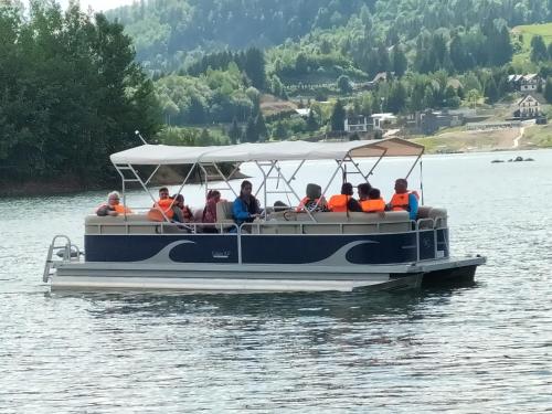 een groep mensen op een boot op het water bij Casa Laur cu plajă privată in Colibiţa