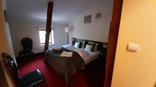 - une chambre avec un lit dans une pièce dotée d'une fenêtre dans l'établissement Hotel Spichrz, à Borcz