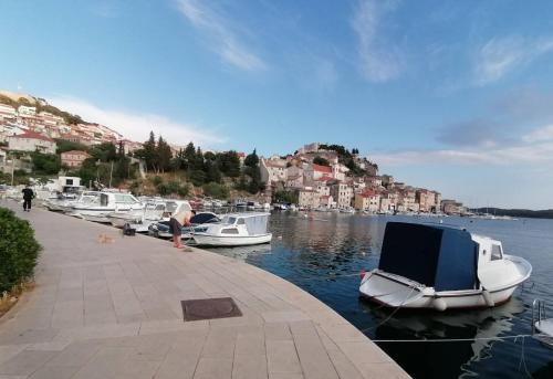 Eine Gruppe von Booten liegt in einem Hafen vor Anker. in der Unterkunft Kuća za odmor EMA in Šibenik