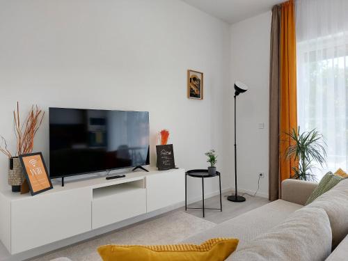 - un salon avec une grande télévision à écran plat dans l'établissement Linden Apartman 105 - Adults Only, à Mosonmagyaróvár