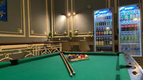 Hostel Alvear tesisinde bir bilardo masası