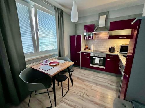 A kitchen or kitchenette at BL - The Executive Suite, Boru - 24hr Self Check-in, Free Private Parking, Balcony with Mountain View, 5 minute walk to City Center