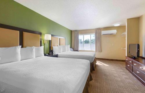 A bed or beds in a room at Extended Stay America Suites - Cleveland - Airport - North Olmsted