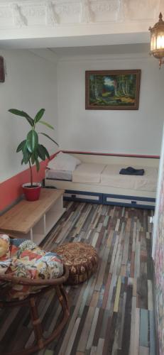 ein Wohnzimmer mit einem Sofa und einem Tisch in der Unterkunft Inessa center budget room in Chişinău