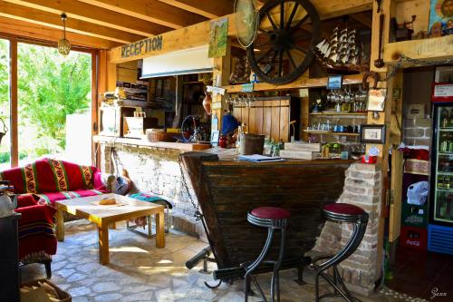 - un bar avec tabourets et une table dans une pièce dans l'établissement Hostel Anton, à Tivat